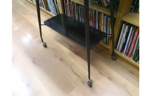 DESSERTE A ROULETTES .