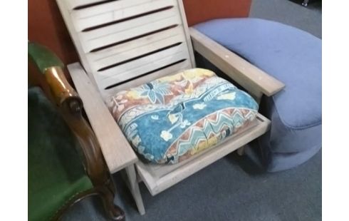 FAUTEUIL PLIANT BOIS AVEC 1 COUSSIN (QLQS TACHES)