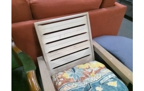 FAUTEUIL PLIANT BOIS AVEC 1 COUSSIN (QLQS TACHES)