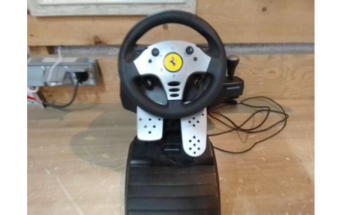 VOLANT ET PEDALIER THRUSTMASTER FERRARI PC