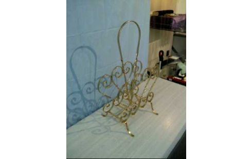 ZEITUNGSSTÄNDER METALL GOLDF. VERZIERT