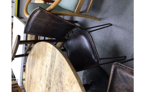 2 CHAISES LOOK GROS CUIR PIED METAL NOIR