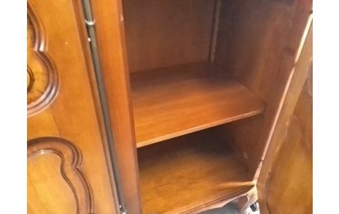 ARMOIRE 3P STYLE LOUIS XV (ETAGERES ET UNE SERRURE A REVOIR)