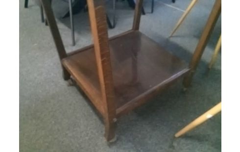 DESSERTE A ROULETTES .