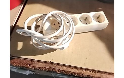 MULTIPRISE ELECTRIQUE