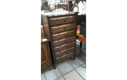 KOMMODE MIT SIEBEN SCHUBLADEN