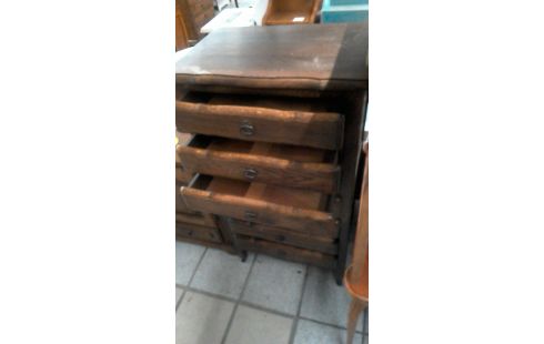 KOMMODE MIT SIEBEN SCHUBLADEN