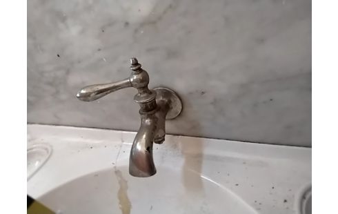 MEUBLE DE TOILETTE ANCIEN AVEC ROBINET