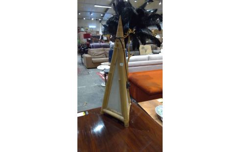 LAMPE PYRAMIDE EN BAMBOU