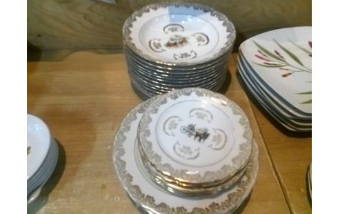 SERVICE D'ASSIETTES PORCELAINE