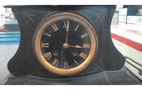 PENDULE MARBRE NOIR REGULE EN L'ETAT