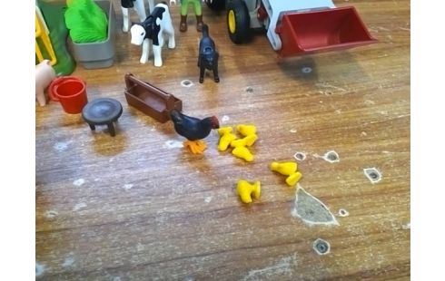 PLAYMOBIL ELEVEUSE AVEC TRACTEUR ET ANIMAUX