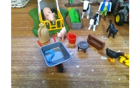 PLAYMOBIL ELEVEUSE AVEC TRACTEUR ET ANIMAUX