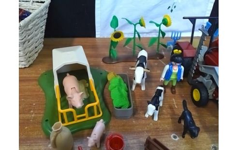 PLAYMOBIL ELEVEUSE AVEC TRACTEUR ET ANIMAUX
