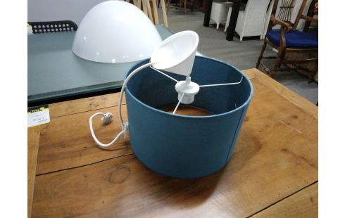 SUSPENSION TEINTE BLEUE