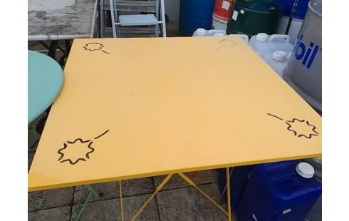TABLE PLIANTE FER JAUNE