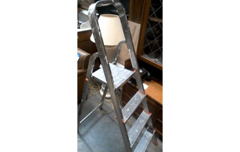 TRAPLADDER ALUMINIUM 4 TREDEN