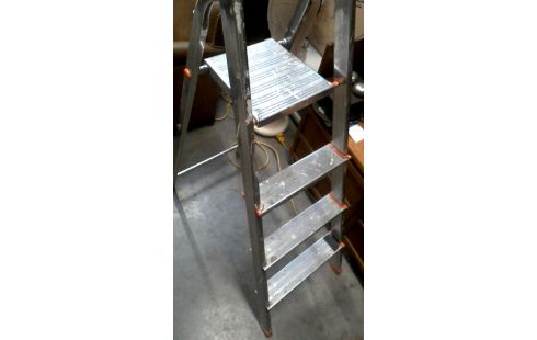 TRAPLADDER ALUMINIUM 4 TREDEN