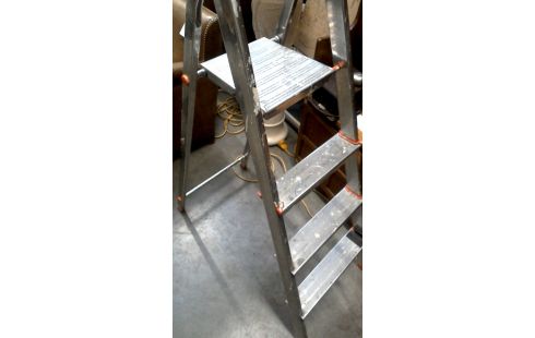 TRAPLADDER ALUMINIUM 4 TREDEN