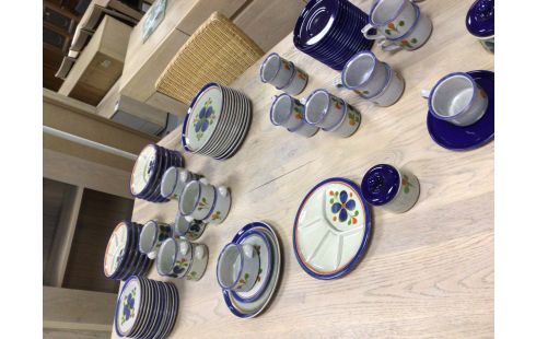 SERVICE DE TABLE VINTAGE FAIENCE MOTIFS FLEURIS