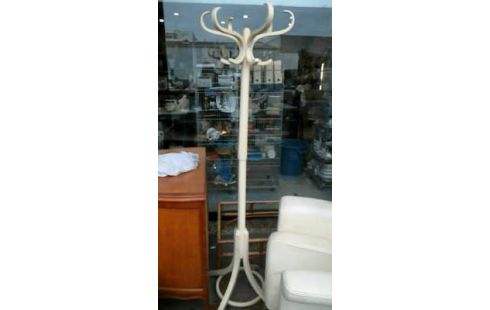 KLEIDERSTÄNDER. WEISS