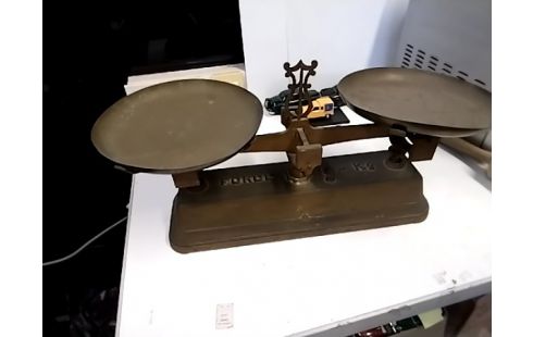 BALANCE avec plateaux BALANCE AVEC PLATEAUX