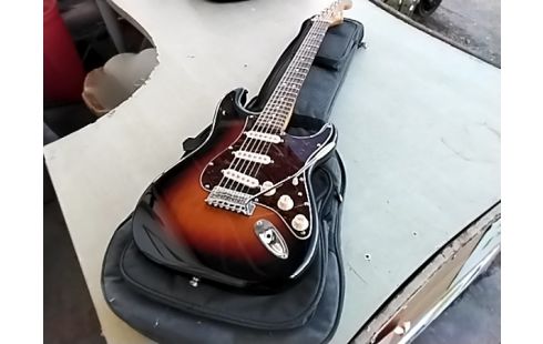 GUITARE ELECTRIQUE STRATOCASTER SQUIER SUNBURST + HOUSSE