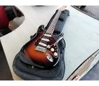 GUITARE ELECTRIQUE STRATOCASTER SQUIER SUNBURST + HOUSSE