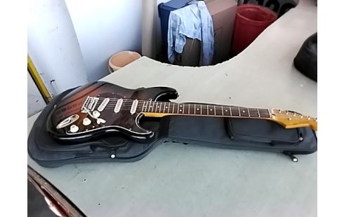 GUITARE ELECTRIQUE STRATOCASTER SQUIER SUNBURST + HOUSSE