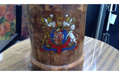 BUSKRUITVAT IN LEDER MET WAPENSCHILD