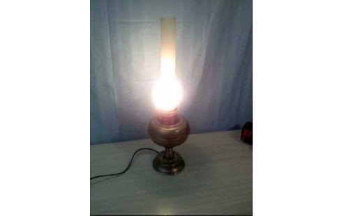 PETROLEUMLAMPE ELEKTR. SILBERF. MILCHGLAS