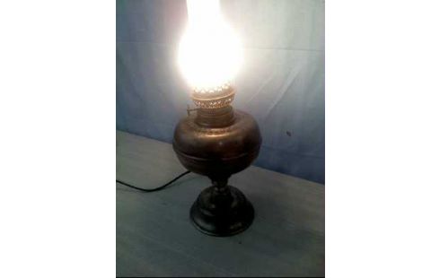 PETROLEUMLAMPE ELEKTR. SILBERF. MILCHGLAS