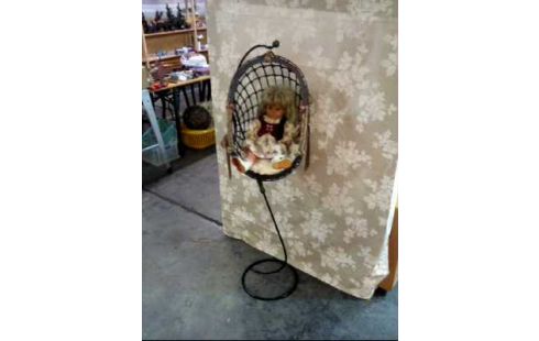 PUPPE MIT HÄNGESESSEL