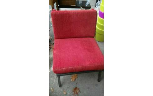 SILLA BAJA PARA SENTARSE JUNTO AL FUEGO ROJO