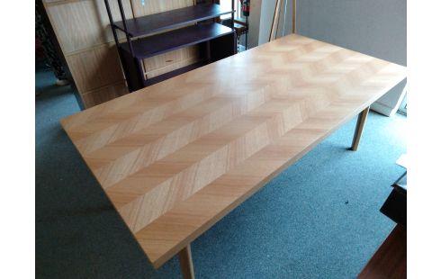 TABLE RECTANGULAIRE HUBSCH PLAQUAGE CHENE