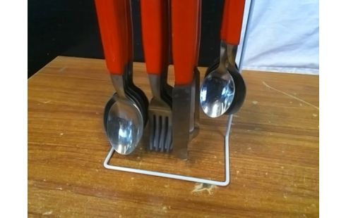 PORTE COUVERTS AVEC COUVERTS ROUGES