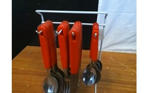 PORTE COUVERTS AVEC COUVERTS ROUGES