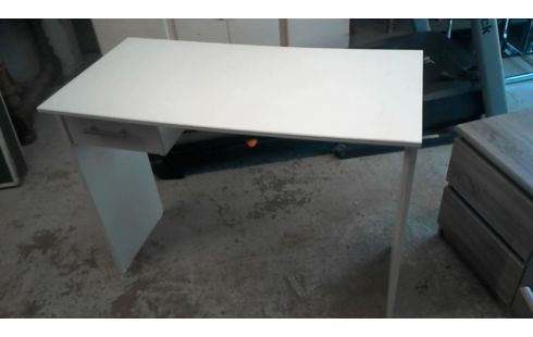 SCHREIBTISCH WAND- IM DERZEITIGEN ZUSTAND