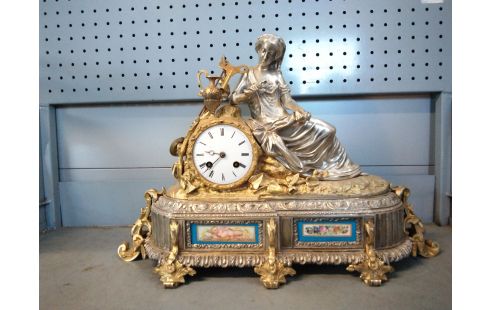 PENDULE NAPOLEON III BRONZE DORE ET ARGENTÉ SUJET FEMME