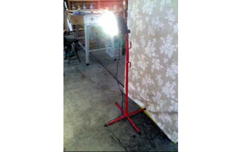 BAUSTRAHLER METALLSTATIV ROT