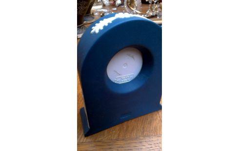 KLOK WEDGWOOD BLAUW PORSELEIN