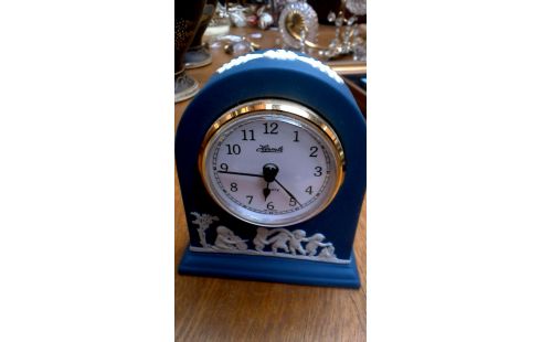 KLOK WEDGWOOD BLAUW PORSELEIN