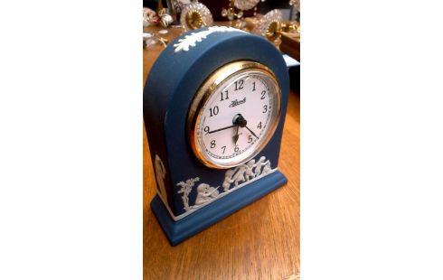 KLOK WEDGWOOD BLAUW PORSELEIN