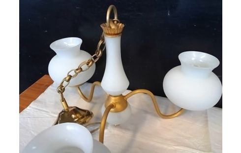 LUSTRE 3 BRANCHES BLANC ET DORE