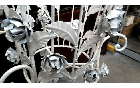 BLOEMPOTHOUDER WIT SMEEDIJZER PER STUK