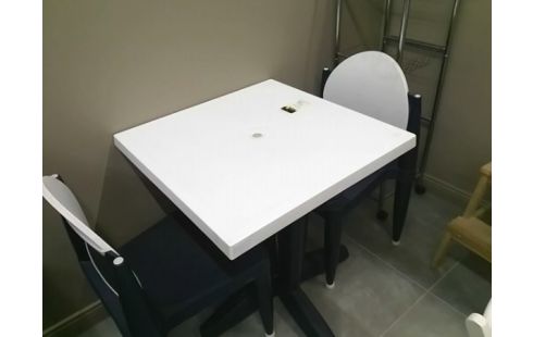 TABLE + 2 CHAISES BICOLORES ANNEES 80