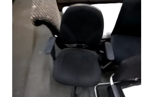 FAUTEUIL DE BUREAU NOIR AVEC ACCOUDOIRS