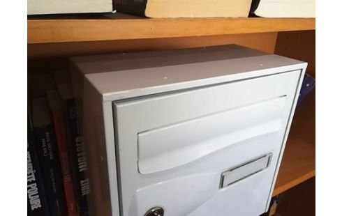 BOITE AUX LETTRES BLANCHE