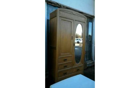 SCHRANK IM VINTAGE-STIL