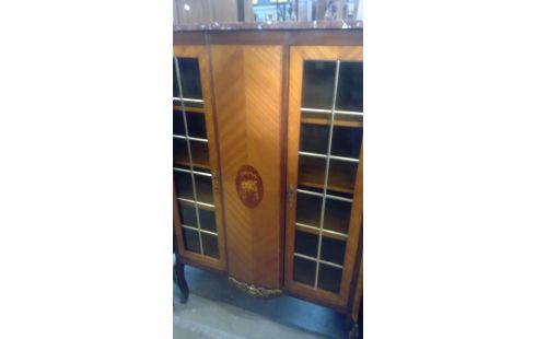 VITRINE INLEGWERK ENGELS